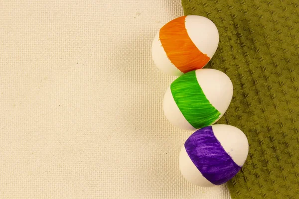 Πασχαλινή Ιδέα Τρία Χρωματιστά Αυγά Ένα Ανοιχτό Πράσινο Πανί Καθένα — Φωτογραφία Αρχείου