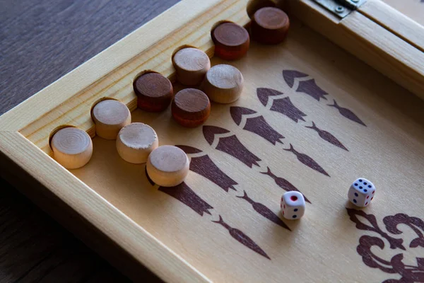 木製バックギャモンのバックギャモンゲームはテーブルの上に横たわる — ストック写真