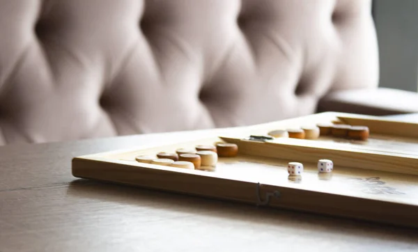 木製バックギャモンのバックギャモンゲームはテーブルの上に横たわる — ストック写真