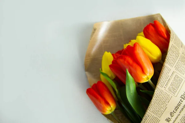 Tulpenstrauß Auf Weißem Hintergrund Paper Copyspace Für Text — Stockfoto