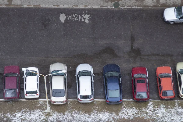 Aparcamiento en el patio vista desde arriba. Patio de estacionamiento en invierno . — Foto de Stock