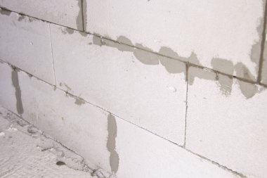 Silikon bloklardan oluşan bir ev inşa etmenin ilk aşamaları