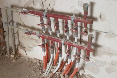 Isıtma sistemine bağlı borularda tarak ve musluklar olan kolleksiyon kutusu.