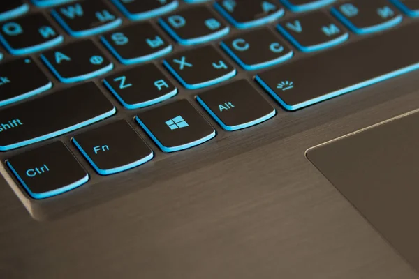 Nahaufnahme der Laptop-Tastatur Nahaufnahme der Laptop-Tastatur-Hintergrundbeleuchtung, kyrillische Tastatur mit blauer Hintergrundbeleuchtung, blau hinterleuchtete Tastatur. — Stockfoto