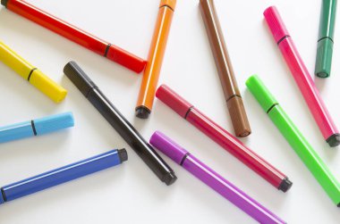 Beyaz arka planda çok renkli işaretler var. Okul Malzemeleri