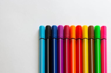 Beyaz arka planda çok renkli işaretler var. Metin için Okul Malzemeleri .copyspace.