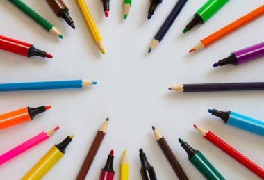 Beyaz arka planda çok renkli kalemler ve kalemler. Metin için okul malzemeleri..