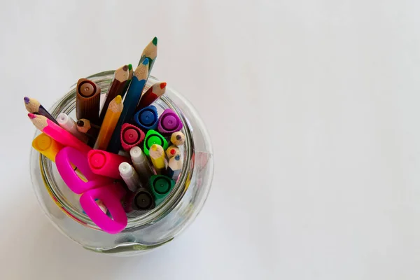 Etiquetas Multicolores Lápices Vaso Una Vista Superior Fondo Blanco Suministros — Foto de Stock