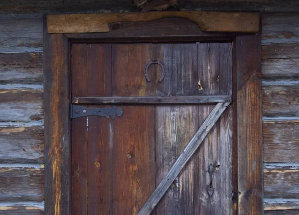 Houten Deur Van Een Oude Schuur Met Metalen Scharnieren — Stockfoto