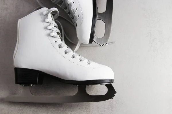 Patines Femeninos Blancos Sobre Fondo Claro — Foto de Stock