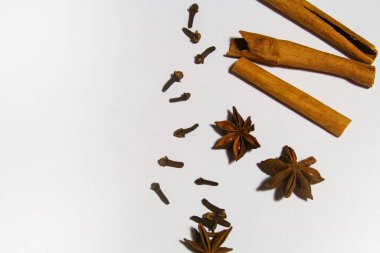 Beyaz arka planda baharat ve karanfil var. metin için yer