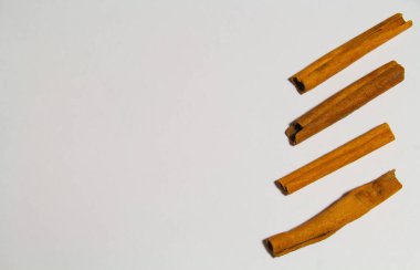 Tarçın beyaz arka plana yapışıyor. Metin için üst görünüm.