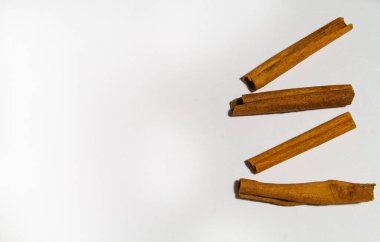 Tarçın beyaz arka plana yapışıyor. Metin için üst görünüm.