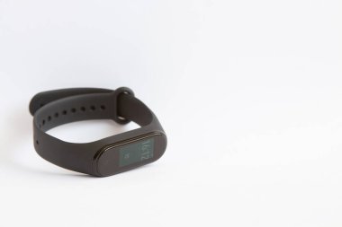 Beyaz arka planda siyah bileziği olan akıllı bir saat. metin için kopyalama alanı