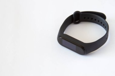 Beyaz arka planda siyah bileziği olan akıllı bir saat. metin için kopyalama alanı