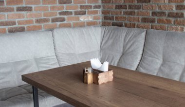 Masanın üzerinde peçeteli kahverengi bir kutu var.