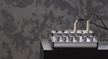 Müzikal amplifikatör masada, stüdyoda. metin için kopyalama alanı.