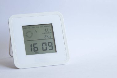 Beyaz arka planda elektronik saat termometresi. metin için kopyalama alanı.