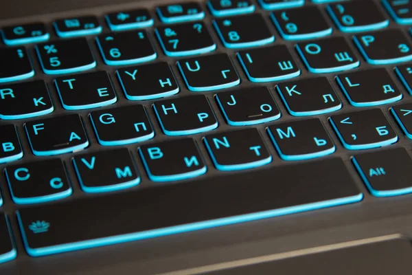ノートパソコンのキーボードバックライト 青のバックライトキーボードのクローズアップ — ストック写真