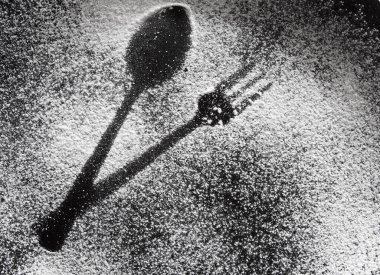 Siyah bir tabakta un ve kaşık çizimi.