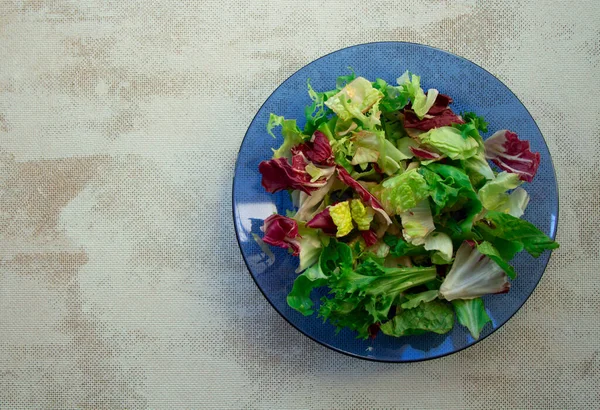 Sallad Med Tomater Gurkor Paprika Oliver Och Fetaost Blå Tallrik — Stockfoto