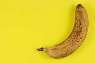 Sarı zemin üzerinde sarı muz. Metin için kopyalama alanı.