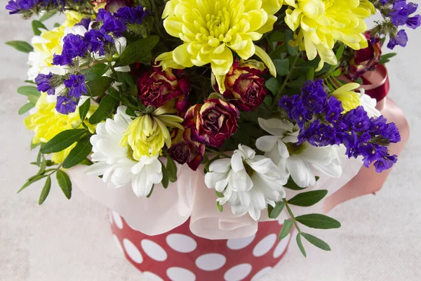 Yuvarlak Kutuda Çiçek Demeti Kırmızı Renkte Bir Buket Karışık Çiçekler — Stok fotoğraf