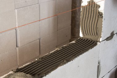 Bloğa yapışkan bir solüsyon bulaşmış. Bir endüstriyel alanda inşaat ve bloklar.