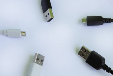 Cep telefonları için beyaz ve siyah evrensel USB kablosu. Telefonlar ve tabletler de dahil olmak üzere mikro USB aygıtlarını bağlamak için. Metin için kopyalama alanı