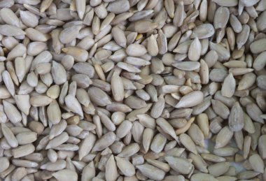 Kabuksuz soyulmuş tohumlar, tüm arka planda. Yukarıdan görüntüle.