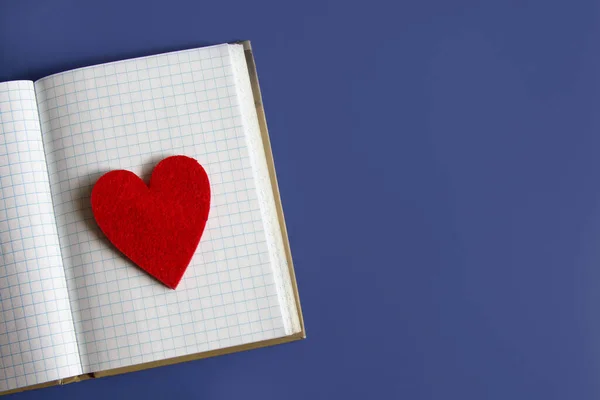 Blanco Notitieboekje Rood Hart Een Blauwe Tafel Liefdesboodschap Valentijnsdag Concept — Stockfoto