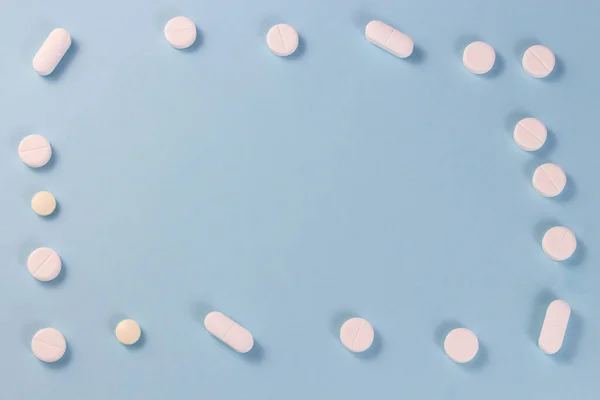 White Pills Blue Background Located Perimeter Copyspace Text — Stock Photo, Image
