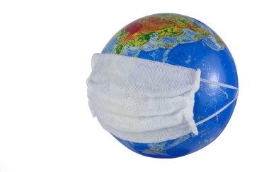Cerrahi yüz maskesi ve Globe modelleri. Coronavirus konsepti. Grip virüsünün yayılmasını önlemek için tıbbi yüz maskesi. Plastik kulaklıklı cerrahi maske. Ağzı ve burnu kapatmak için standart cerrahi maske. Metin için kopyalama alanı..