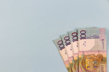 Yeni Beyaz Rusya parası. Mavi arka planda 100 ruble banknot var. Metin için finansal kavram. Kopyalama alanı.