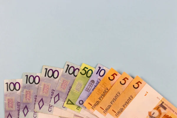 Yeni Beyaz Rusya Parası 100 Rublelik Banknotlar Mavi Arka Planda — Stok fotoğraf