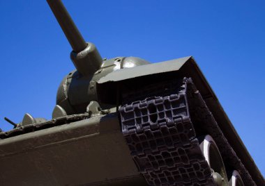 Tank T 34 mavi gökyüzüne karşı podyumda duruyor. Efsanevi zafer tankı 34 'ün 2. Dünya Savaşı Anıtı.