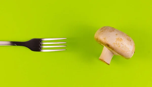 Gaffeln Riktad Mot Champignon Grön Bakgrund Ovanifrån Copyspace För Text — Stockfoto