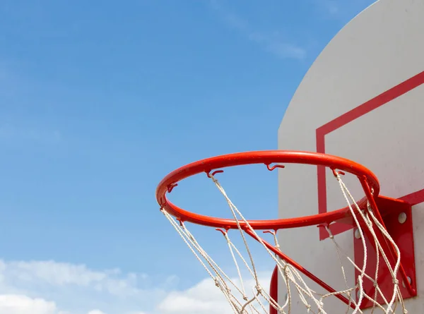 Basketbol sahası kapalı. Mavi gökyüzüne karşı. Metin için kopyala