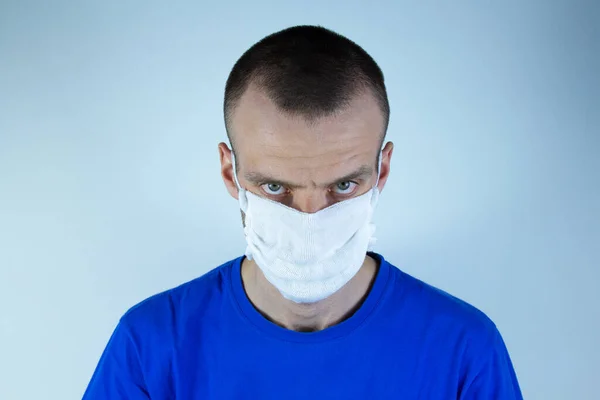 Jeune Homme Avec Masque Protection Sur Fond Bleu Colère Têtue — Photo