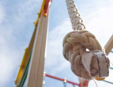 Mavi gökyüzünün önündeki jimnastik ipi. Fonksiyonel eğitim.