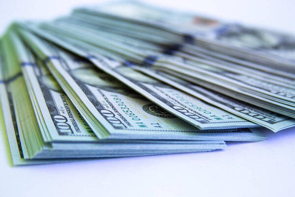 многие стодолларовые купюры на белом фоне
