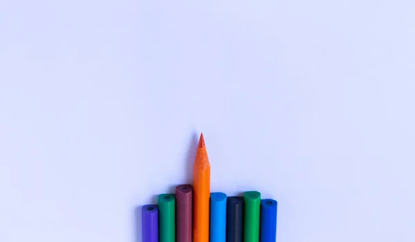 Buntstifte auf blauem Hintergrund. Bleistiftspitzen unten, Ansicht oben. Copyspace für Text. — Stockfoto