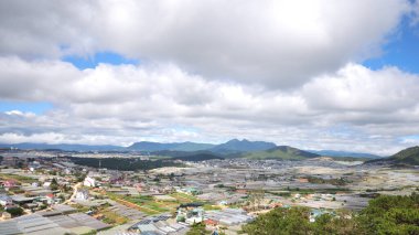 Dalat şehrinde kuş bakışı büyük dağlı şehir manzarası