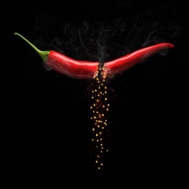 Chili kesim içinde tohum aşağı damla ve bazı toz içinde duman sıcak efekt 3D görüntüleme.