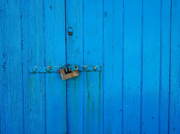 Блакитні дерев'яні двері з замком — стокове фото
