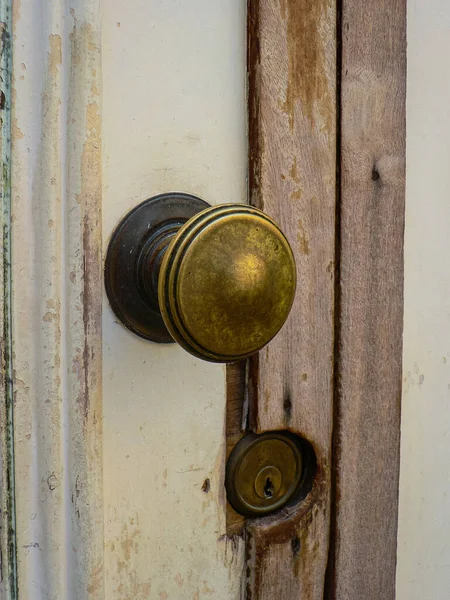 Detalhe de bloqueio na porta de madeira velha — Fotografia de Stock