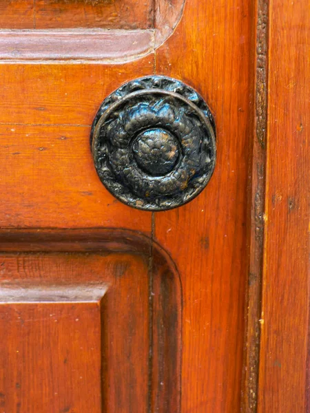 Detalhe de bloqueio na porta de madeira velha — Fotografia de Stock