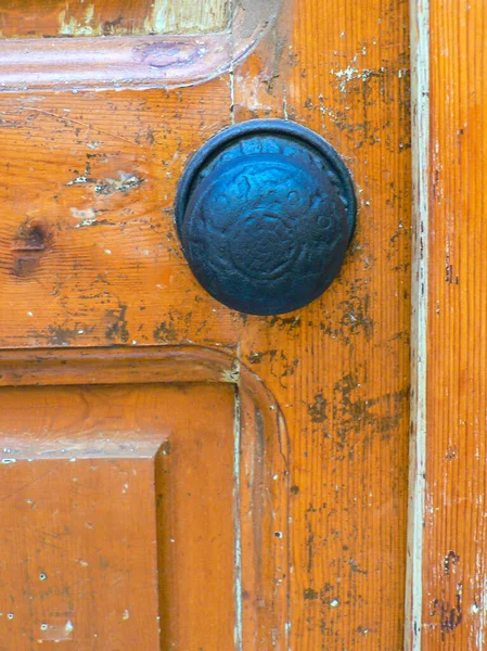 Detalhe de bloqueio na porta de madeira velha — Fotografia de Stock