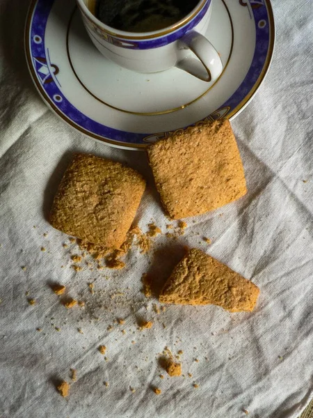 Cangkir Porselen Dengan Kopi Dan Kue Mentega Tikar Putih — Stok Foto