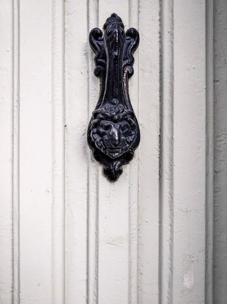 Eski Ahşap Kapı Kapı Kolu Ile — Stok fotoğraf